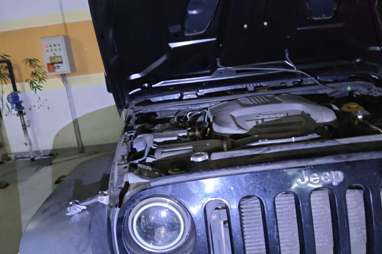 Used Jeep Wrangler 2015 3.0L Sahara Four-Door Comfort Edition Engine Bay Right