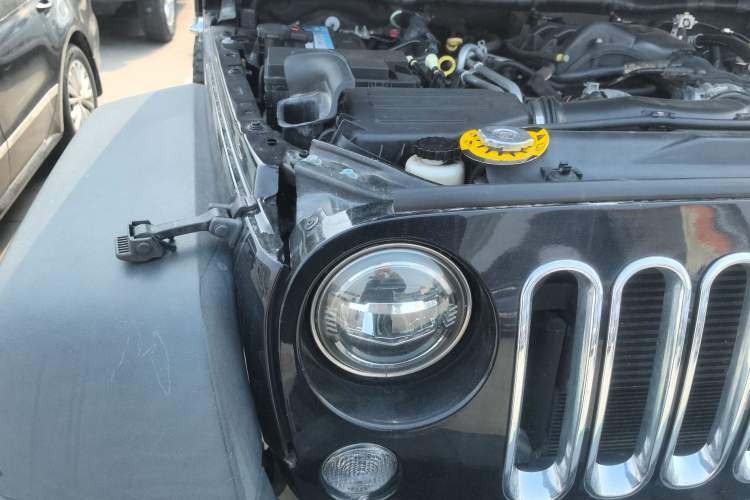 Used Jeep Wrangler 2015 3.6L Rubicon two-door model Engine Bay Right