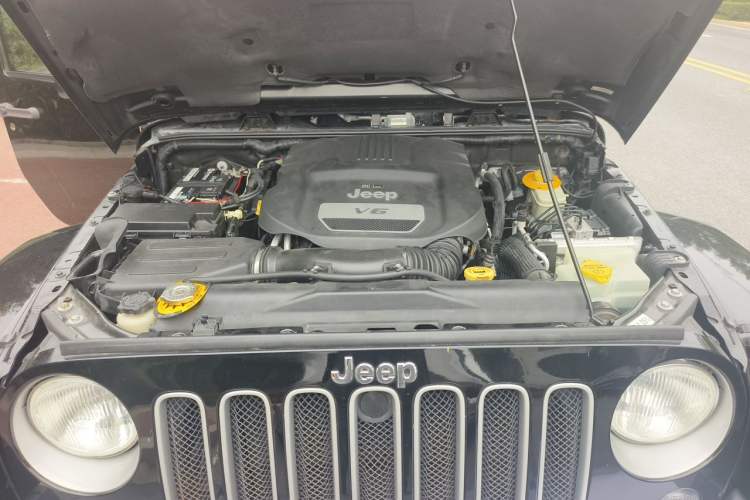 Used Jeep Wrangler 2015 3.0L Sahara Four-Door Comfort Edition Engine Bay