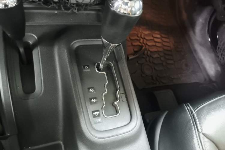 Used Jeep Wrangler 2015 3.6L Rubicon Two-Door Comfort Edition Gear Lever