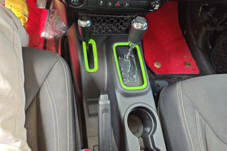 Used Jeep Wrangler 2015 2.8TD Sahara Four-Door Comfort Edition Gear Lever