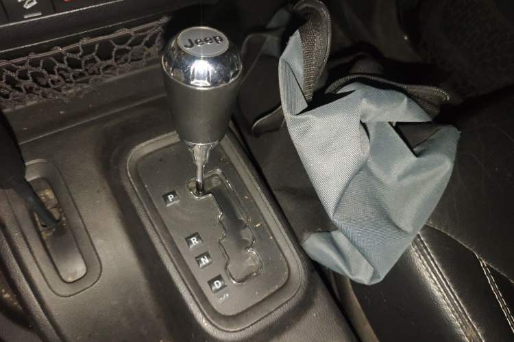 Used Jeep Wrangler 2015 3.0L Sahara Four-Door Comfort Edition Gear Lever