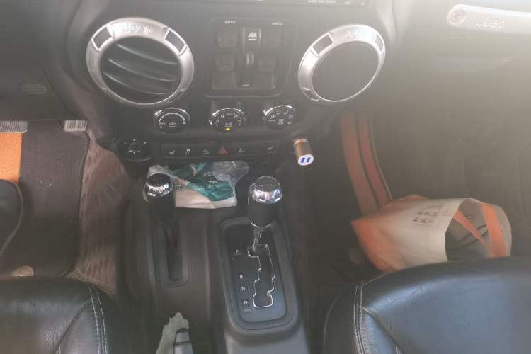 Used Jeep Wrangler 2015 3.0L Sahara Four-Door Edition Gear Lever
