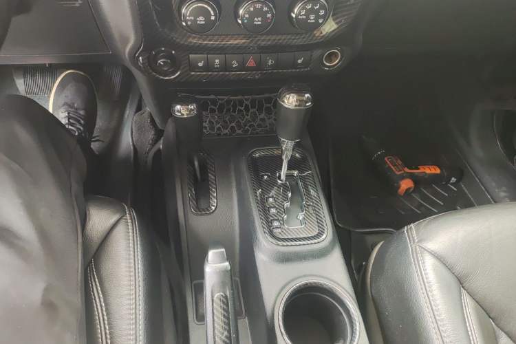 Used Jeep Wrangler 2015 3.0L Sahara Four-Door Comfort Edition Gear Lever