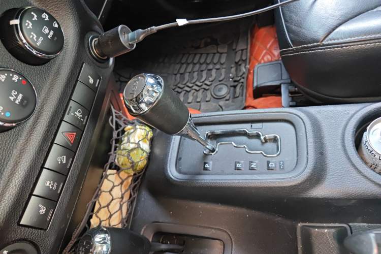 Used Jeep Wrangler 2015 3.6L Rubicon Two-Door Comfort Edition Gear Lever