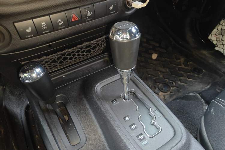 Used Jeep Wrangler 2015 3.6L Rubicon Two-Door Comfort Edition Gear Lever