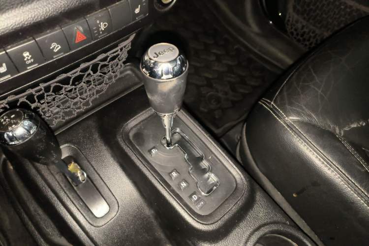 Used Jeep Wrangler 2015 3.0L Sahara Four-Door Comfort Edition Gear Lever