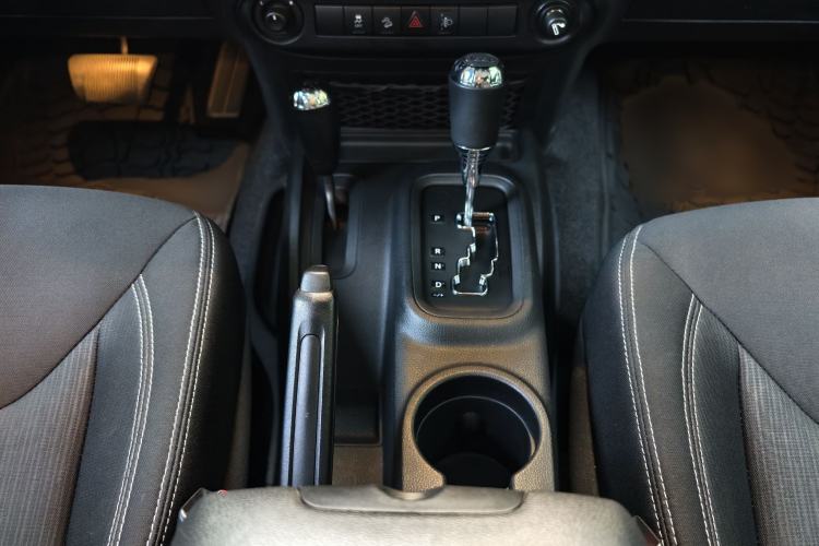 Used Jeep Wrangler 2015 2.8TD Sahara Four-Door Comfort Edition Gear Lever
