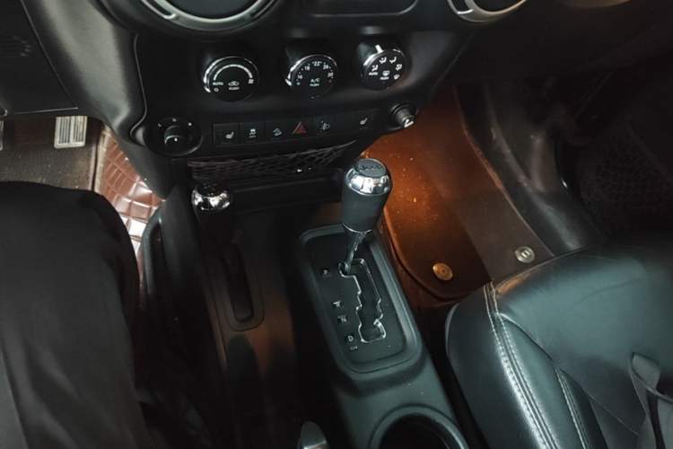 Used Jeep Wrangler 2015 3.0L Sahara Four-Door Comfort Edition Gear Lever