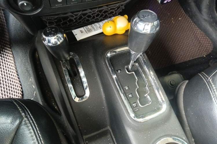 Used Jeep Wrangler 2015 3.0L Sahara Four-Door Comfort Edition Gear Lever
