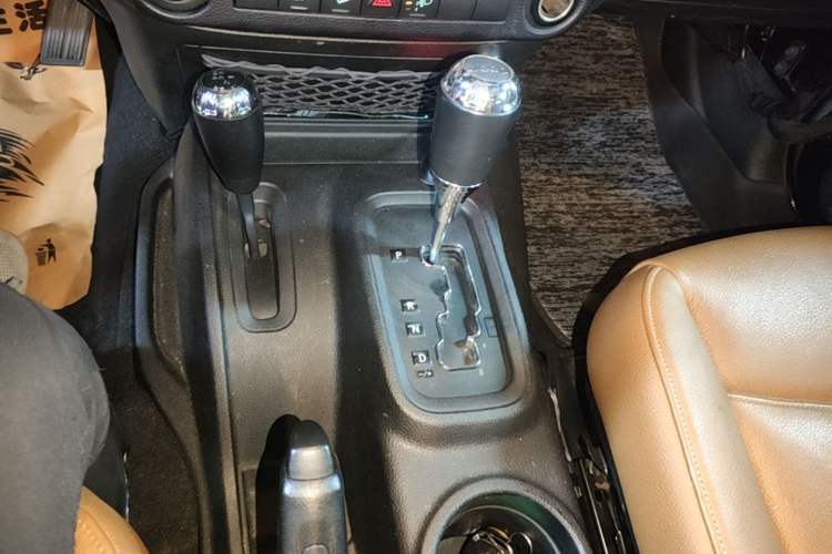 Used Jeep Wrangler 2015 2.8TD Sahara Four-Door Comfort Edition Gear Lever