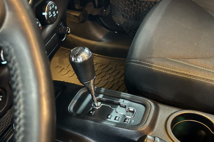 Used Jeep Wrangler 2015 2.8TD Sahara Four-Door Comfort Edition Gear Lever