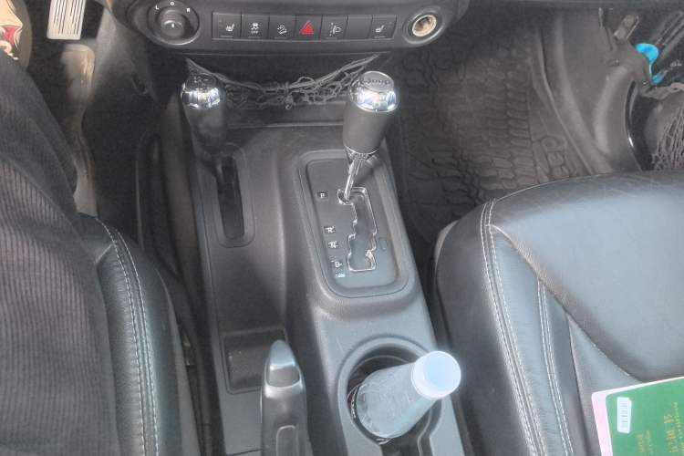 Used Jeep Wrangler 2015 3.6L Rubicon two-door model Gear Lever