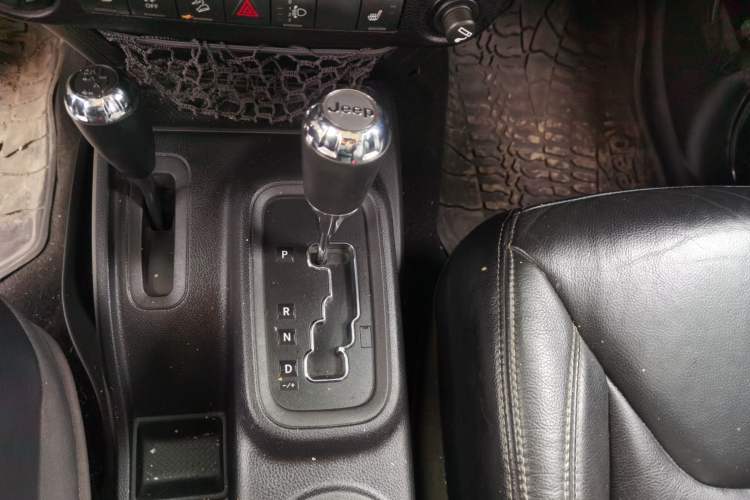 Used Jeep Wrangler 2015 3.0L Sahara Four-Door Comfort Edition Gear Lever