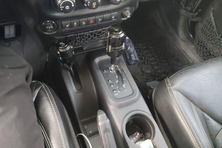 Used Jeep Wrangler 2015 3.0L Sahara Four-Door Comfort Edition Gear Lever