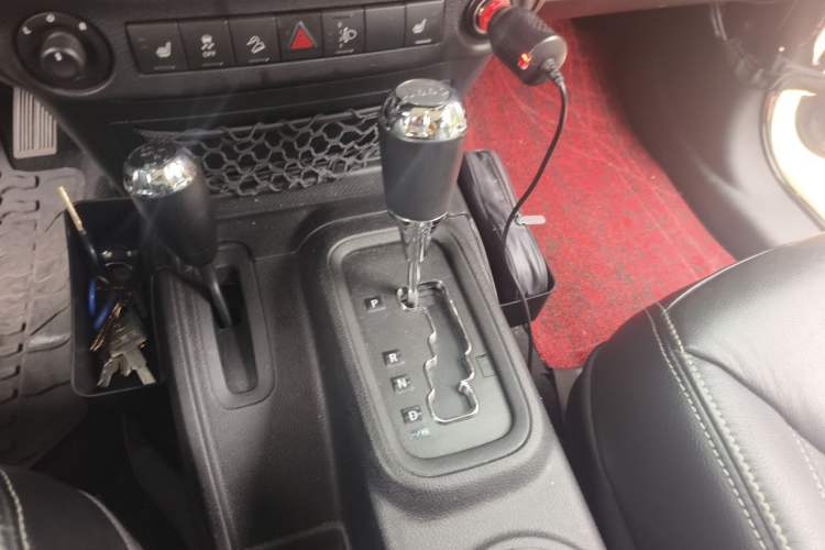 Used Jeep Wrangler 2015 3.0L Sahara Four-Door Comfort Edition Gear Lever