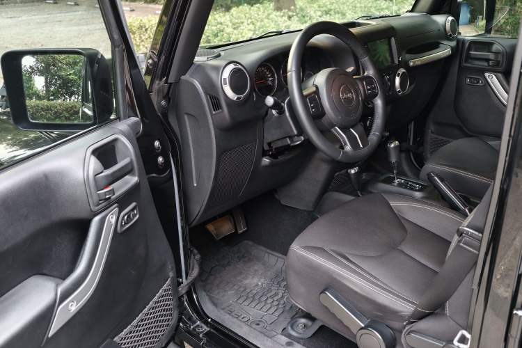 Used Jeep Wrangler 2015 2.8TD Sahara Four-Door Comfort Edition Interior 1
