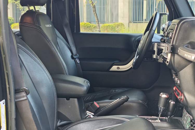 Used Jeep Wrangler 2015 3.6L Rubicon Four-Door Comfort Edition Interior 2