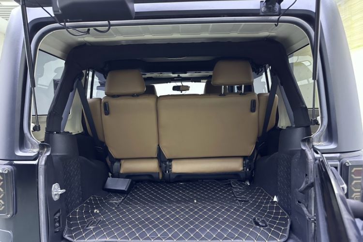 Used Jeep Wrangler 2015 2.8TD Sahara Four-Door Comfort Edition Interior 2