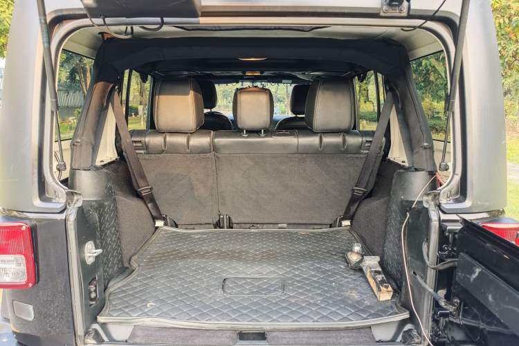 Used Jeep Wrangler 2015 3.6L Rubicon Four-Door Comfort Edition Interior 3