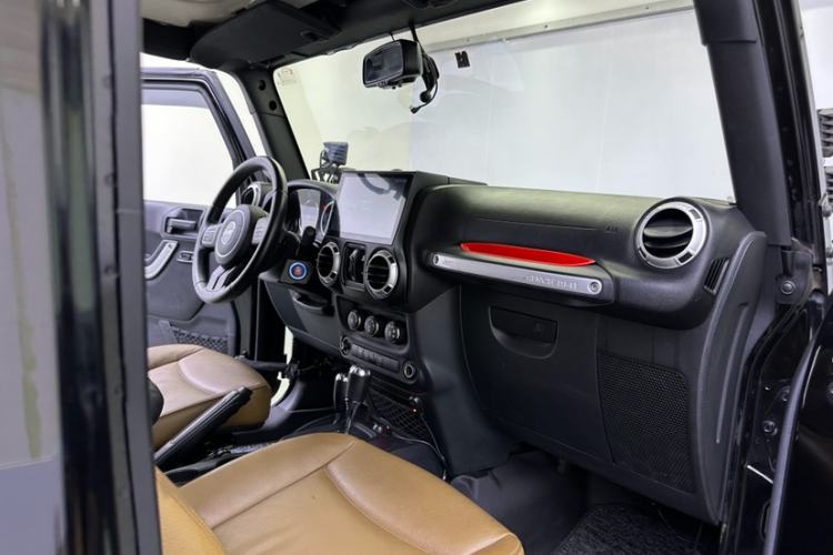 Used Jeep Wrangler 2015 2.8TD Sahara Four-Door Comfort Edition Interior 3