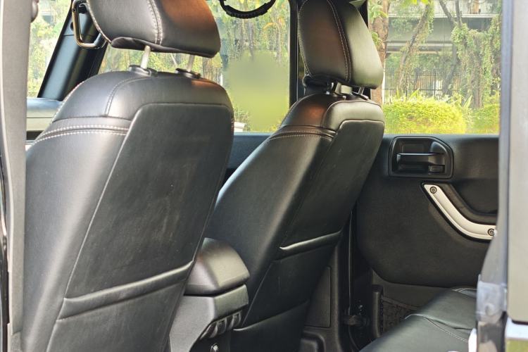 Used Jeep Wrangler 2015 3.6L Rubicon Four-Door Comfort Edition Interior 4