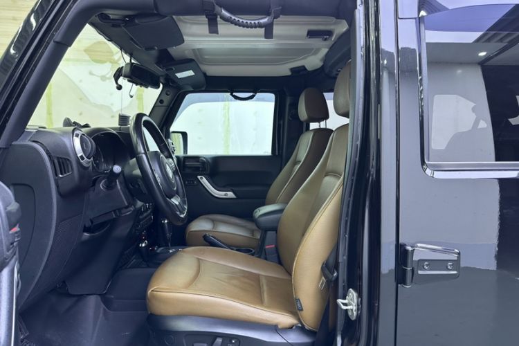Used Jeep Wrangler 2015 2.8TD Sahara Four-Door Comfort Edition Interior 4
