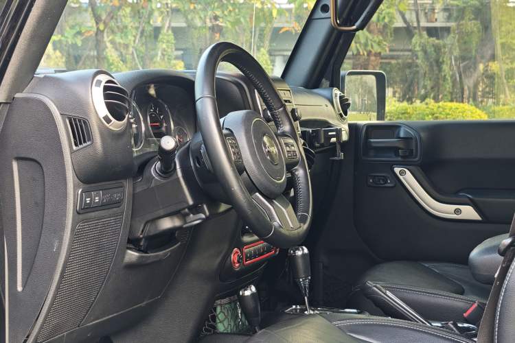 Used Jeep Wrangler 2015 3.6L Rubicon Four-Door Comfort Edition Interior 5