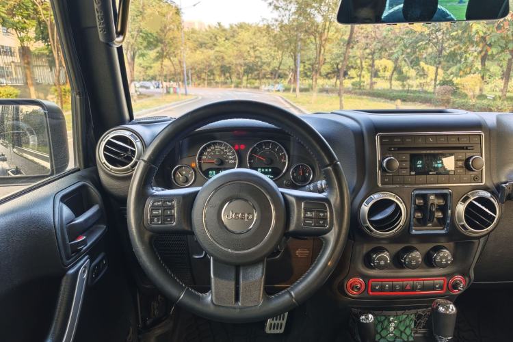 Used Jeep Wrangler 2015 3.6L Rubicon Four-Door Comfort Edition Interior 6