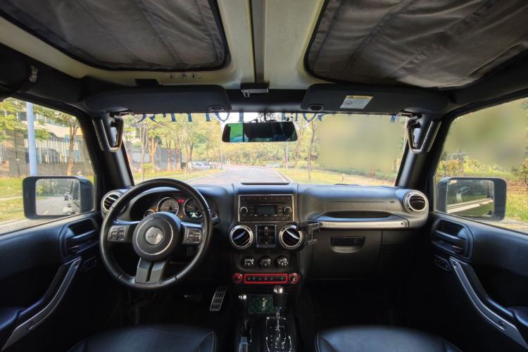 Used Jeep Wrangler 2015 3.6L Rubicon Four-Door Comfort Edition Interior 7