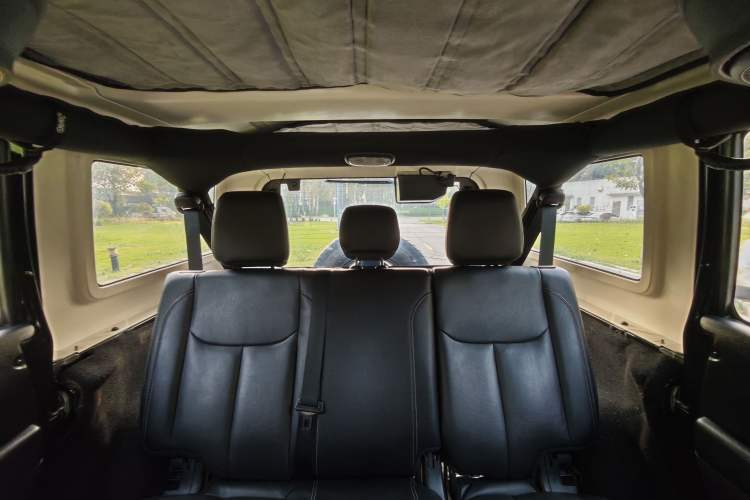 Used Jeep Wrangler 2015 3.6L Rubicon Four-Door Comfort Edition Interior 8