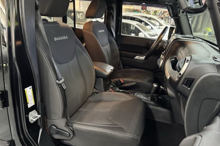 Used Jeep Wrangler 2015 2.8TD Sahara Four-Door Comfort Edition Interior 8