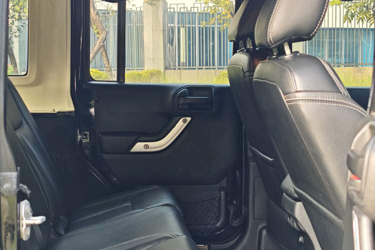 Used Jeep Wrangler 2015 3.6L Rubicon Four-Door Comfort Edition Interior 9
