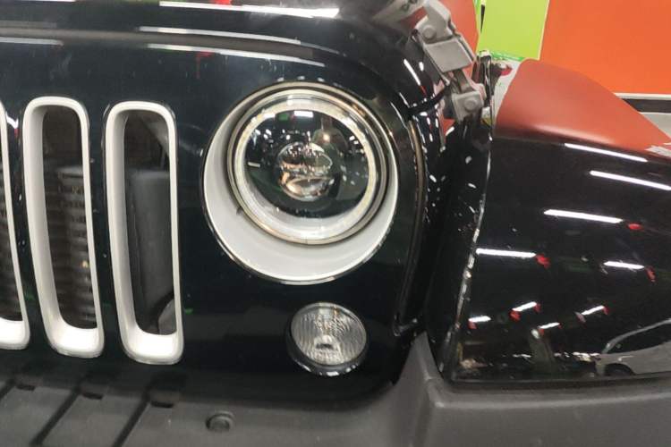 Used Jeep Wrangler 2015 2.8TD Sahara Four-Door Comfort Edition Left Front Headlight