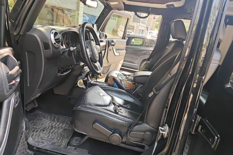 Used Jeep Wrangler 2015 3.0L Sahara Four-Door Comfort Edition Left Front Seat