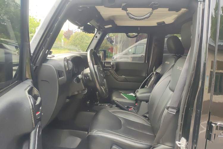 Used Jeep Wrangler 2015 3.0L Sahara Four-Door Comfort Edition Left Front Seat