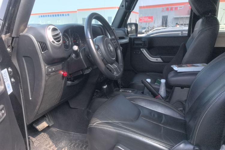 Used Jeep Wrangler 2015 3.6L Rubicon two-door model Left Front Seat