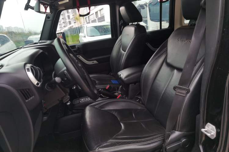 Used Jeep Wrangler 2015 3.0L Sahara Four-Door Comfort Edition Left Front Seat