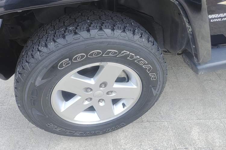Used Jeep Wrangler 2015 2.8TD Sahara Four-Door Comfort Edition Left Front Wheel Hub
