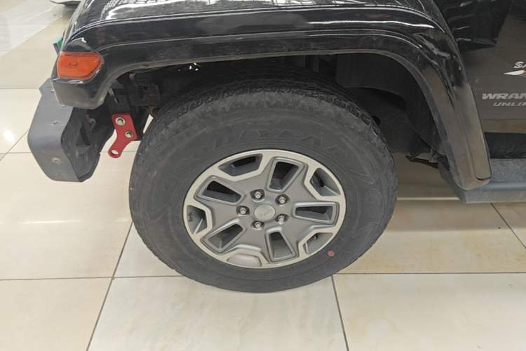 Used Jeep Wrangler 2015 3.0L Sahara Four-Door Comfort Edition Left Front Wheel Hub