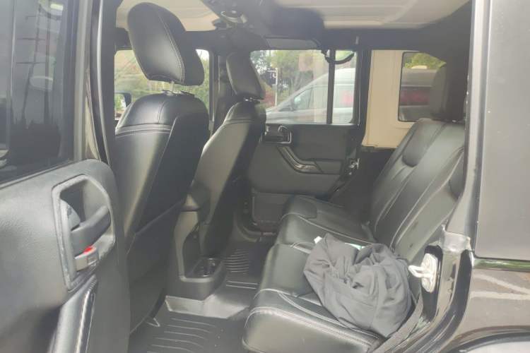 Used Jeep Wrangler 2015 3.0L Sahara Four-Door Comfort Edition Left Rear Seat