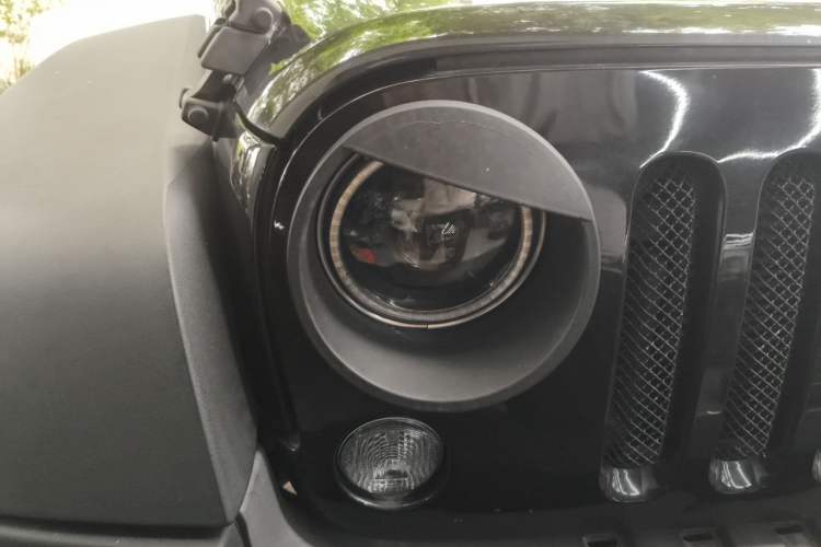 Used Jeep Wrangler 2015 3.6L Rubicon Two-Door Comfort Edition Right Front Headlight