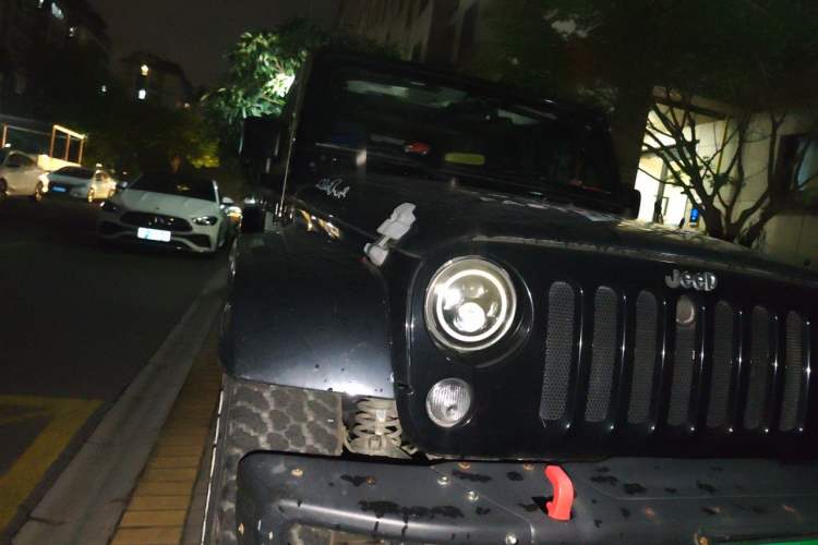 Used Jeep Wrangler 2015 3.0L Sahara Four-Door Comfort Edition Right Front Headlight