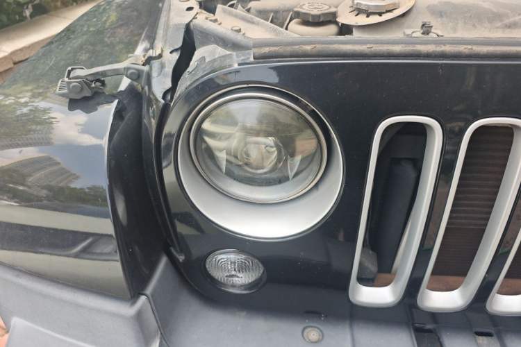 Used Jeep Wrangler 2015 3.0L Sahara Four-Door Comfort Edition Right Front Headlight