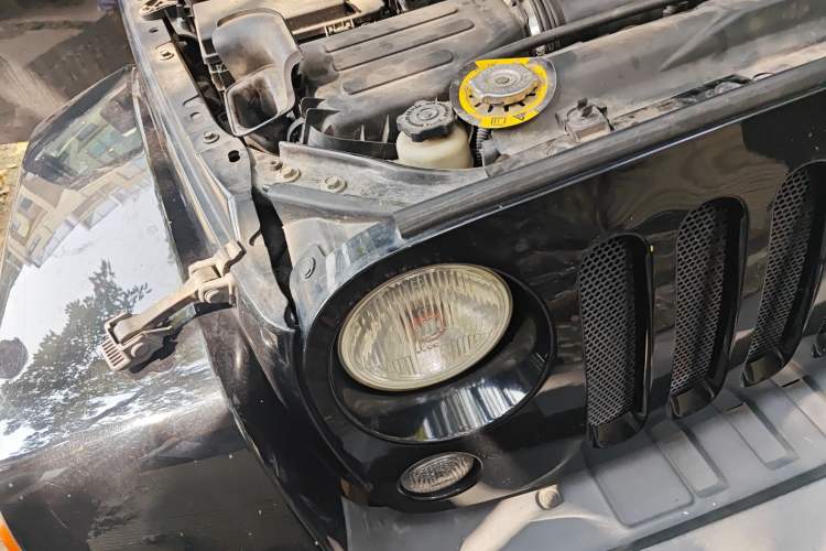 Used Jeep Wrangler 2015 3.0L Sahara Four-Door Comfort Edition Right Front Headlight