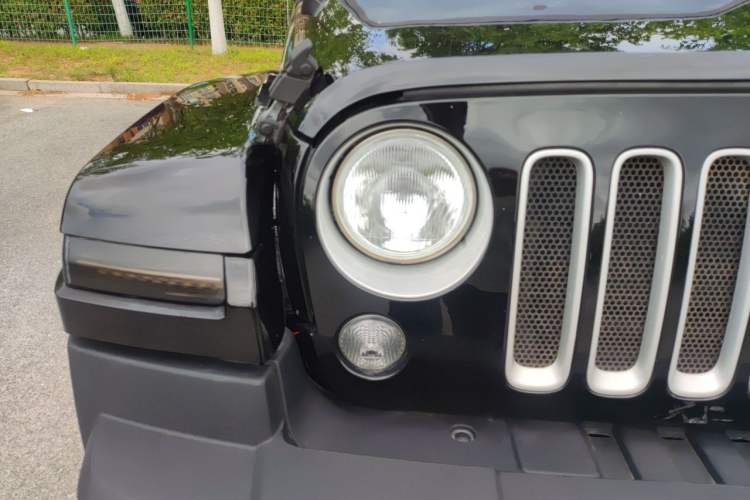 Used Jeep Wrangler 2015 3.0L Sahara Four-Door Comfort Edition Right Front Headlight