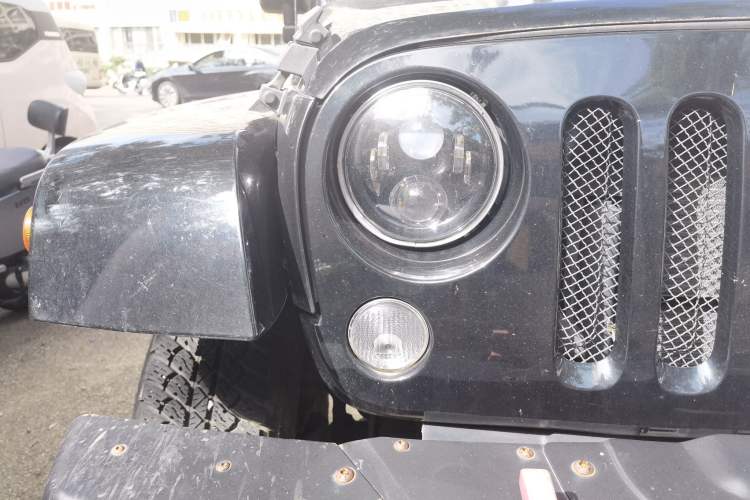 Used Jeep Wrangler 2015 3.0L Sahara Four-Door Edition Right Front Headlight