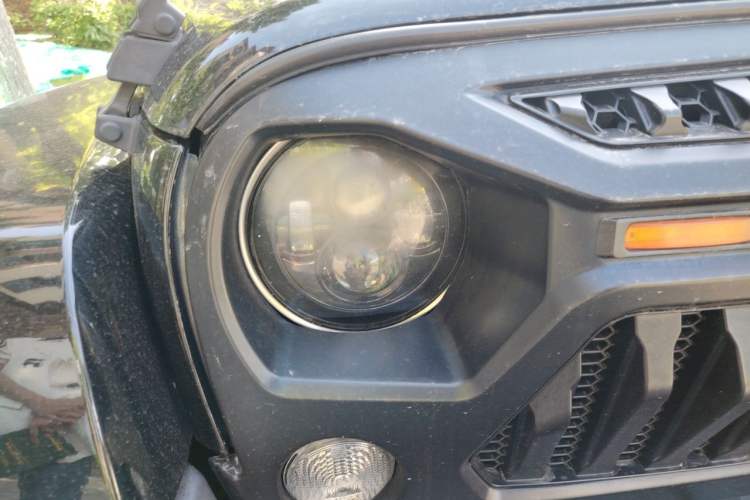 Used Jeep Wrangler 2015 3.0L Sahara Four-Door Comfort Edition Right Front Headlight
