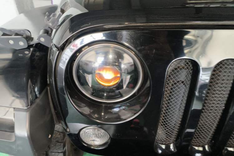 Used Jeep Wrangler 2015 3.0L Sahara Four-Door Comfort Edition Right Front Headlight