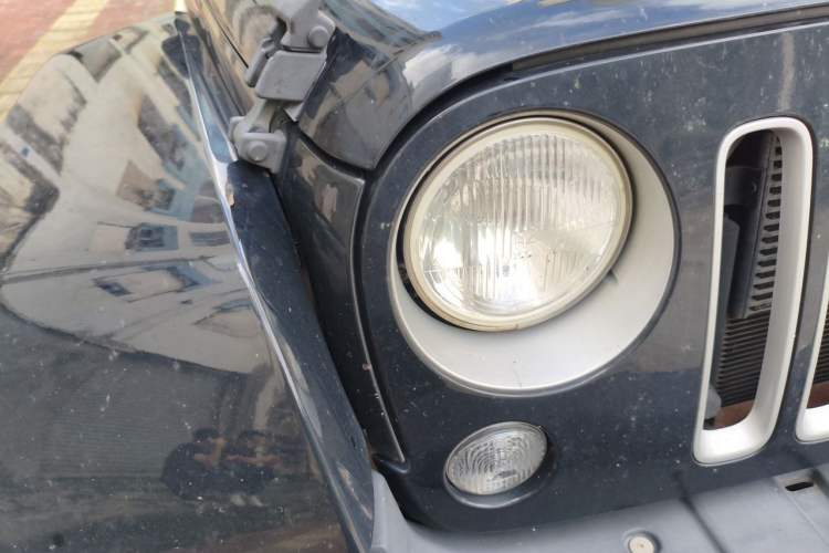 Used Jeep Wrangler 2015 3.0L Sahara Four-Door Comfort Edition Right Front Headlight